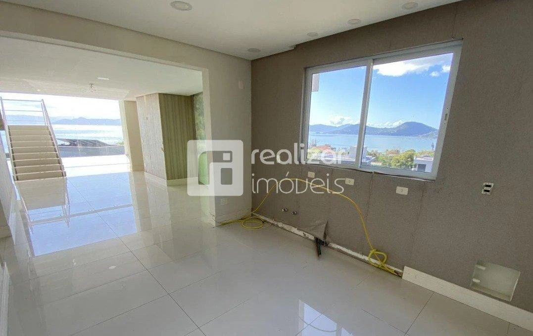Bañera y 3 dormitorios: casa de 718 m² — photo 21