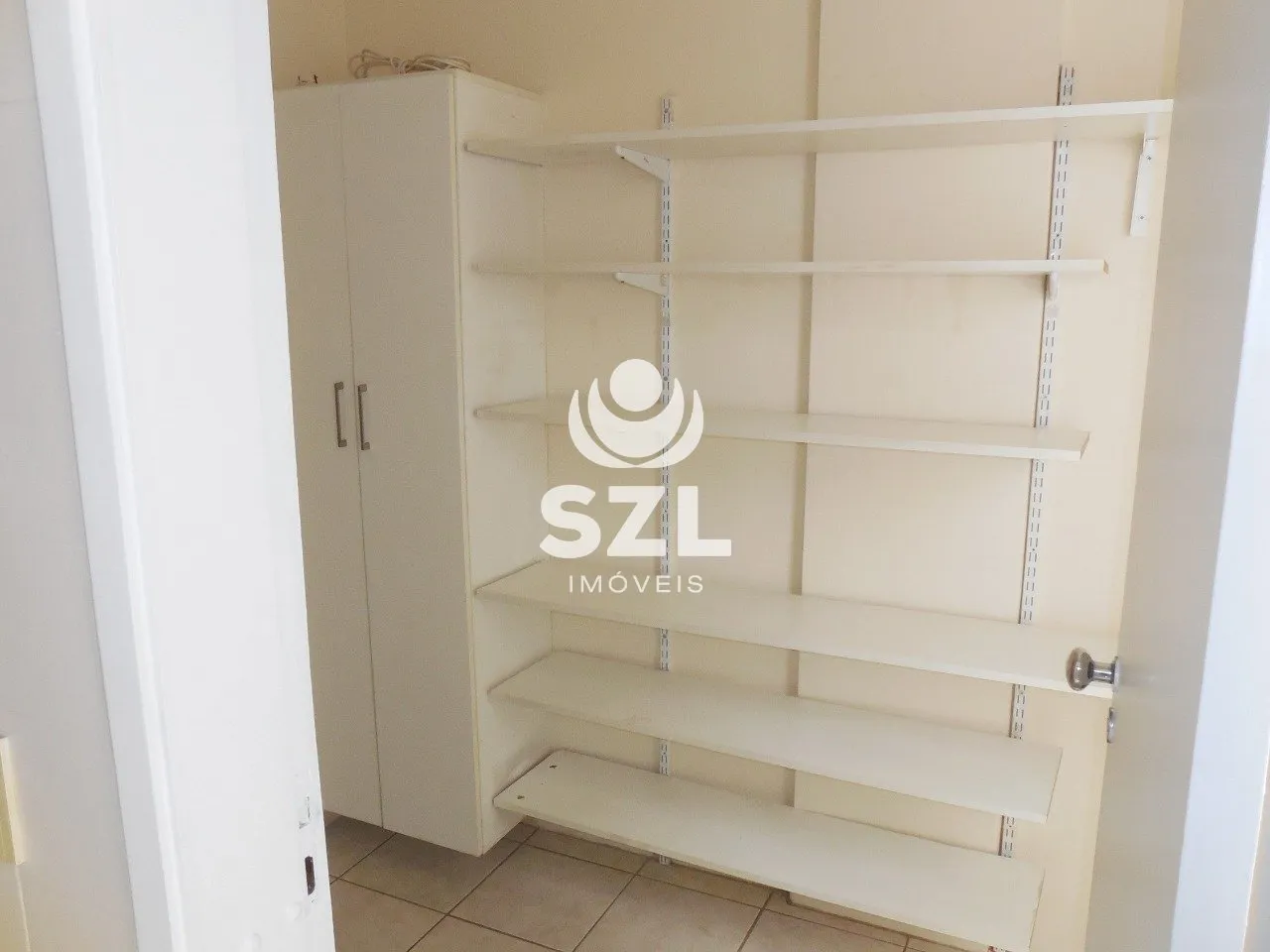 Walk-in closet in a 2-bedroom apartment, 87 m² — photo 7