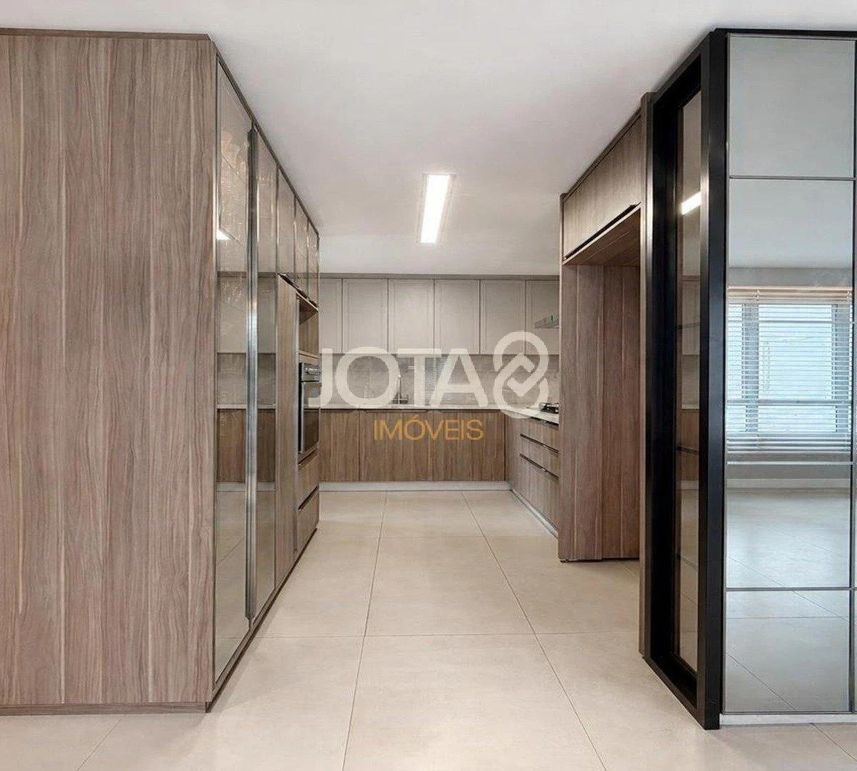 2-bedroom apartment in a building with a gym — photo 2