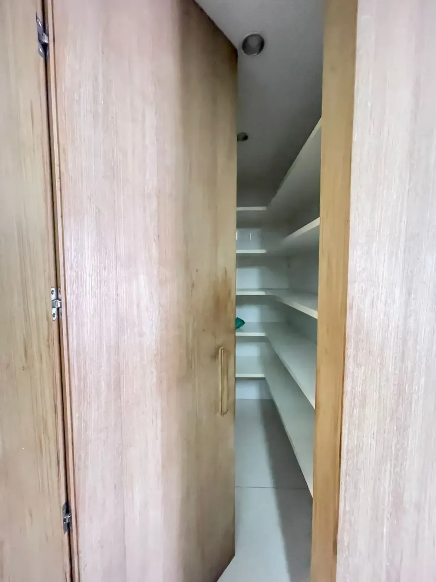 Furnished 3-bedroom apartment with glassed balcony — photo 10