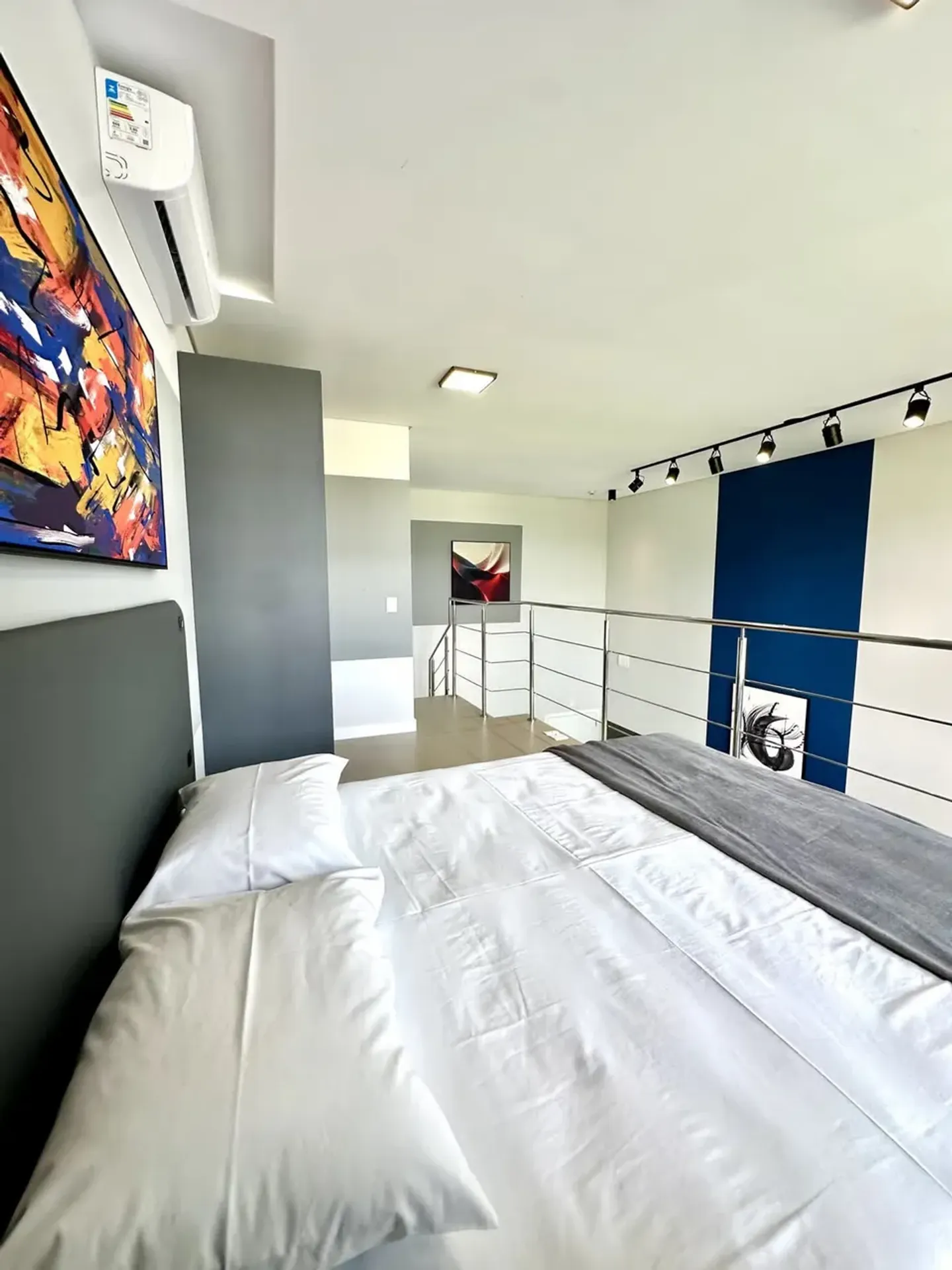 One-bedroom apartment with floor-to-ceiling windows — photo 3