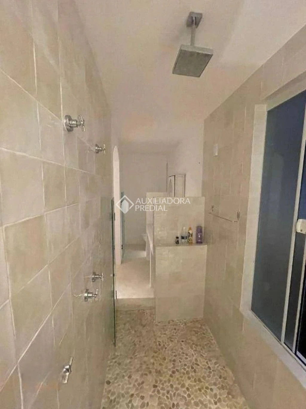 Walk-in closet in a 3-bedroom house, 278 m²