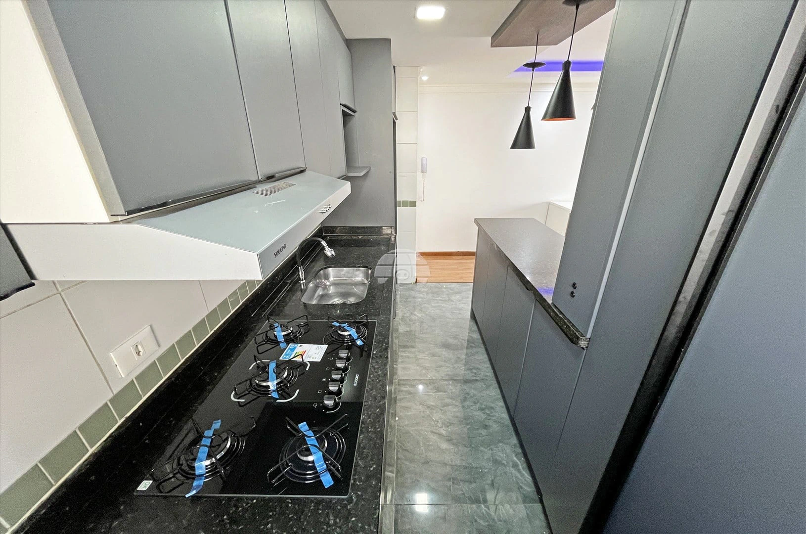 Balcony with a grill in a 2-bedroom apartment, 47 m² — photo 4