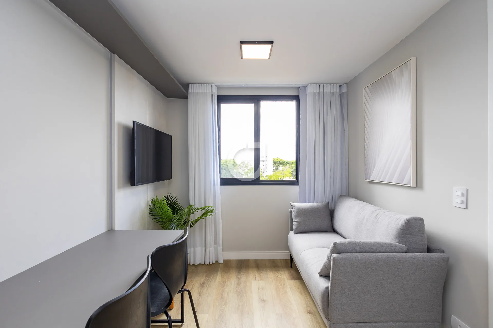 Furnished 1-bedroom apartment with a work area — photo 3