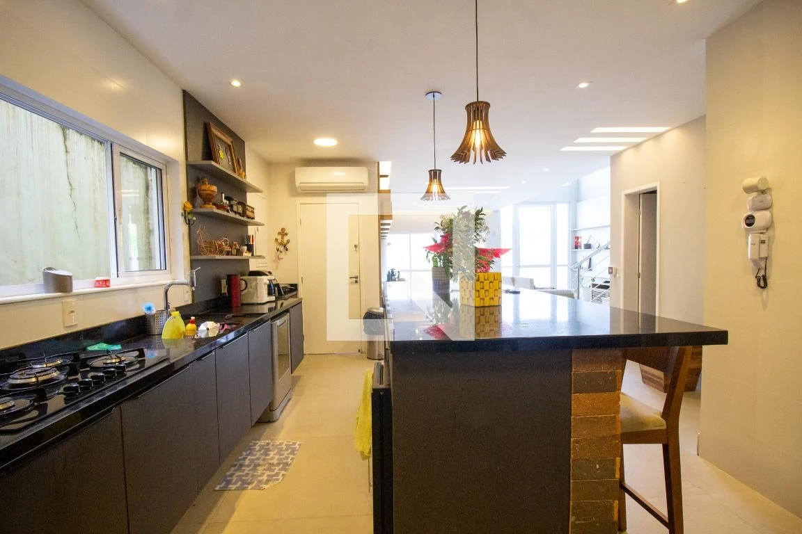 4-bedroom house with a bathtub in Rio de Janeiro — photo 37