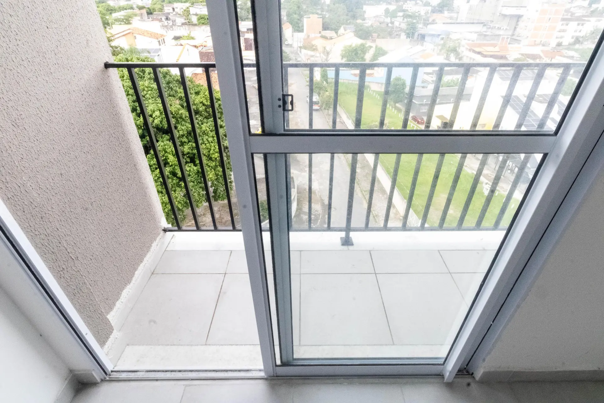 2-bedroom apartment in a building with a gym — photo 13