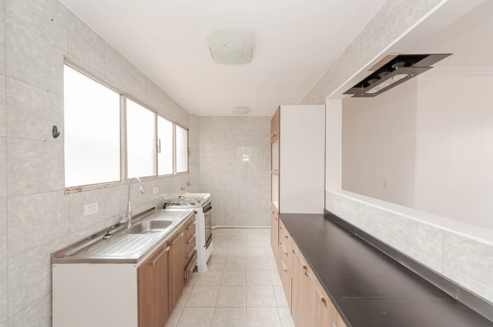 3-bedroom apartment with wood or laminate floors in Curitiba — photo 2