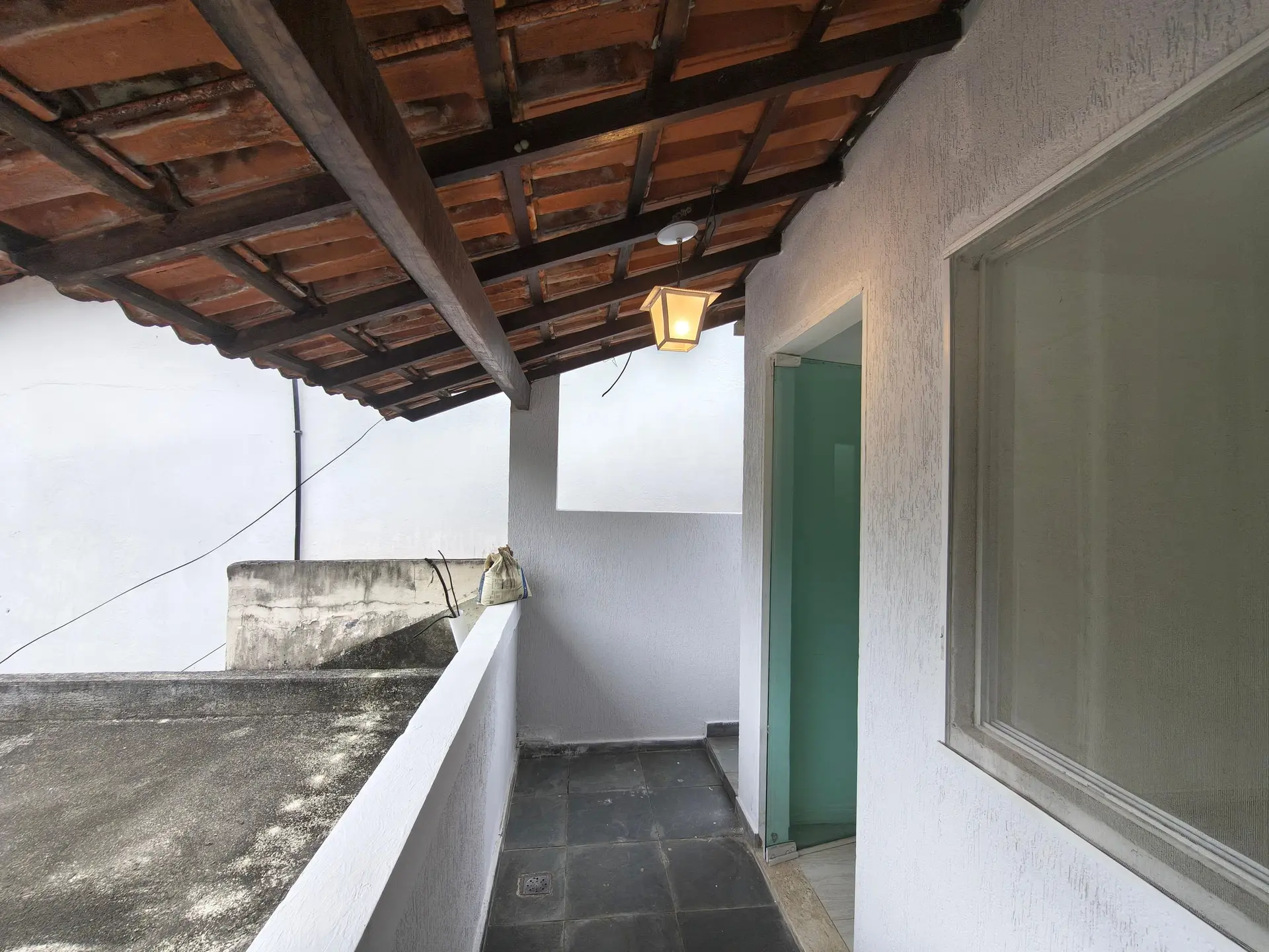House with 3 bedrooms and an enclosed balcony — photo 30