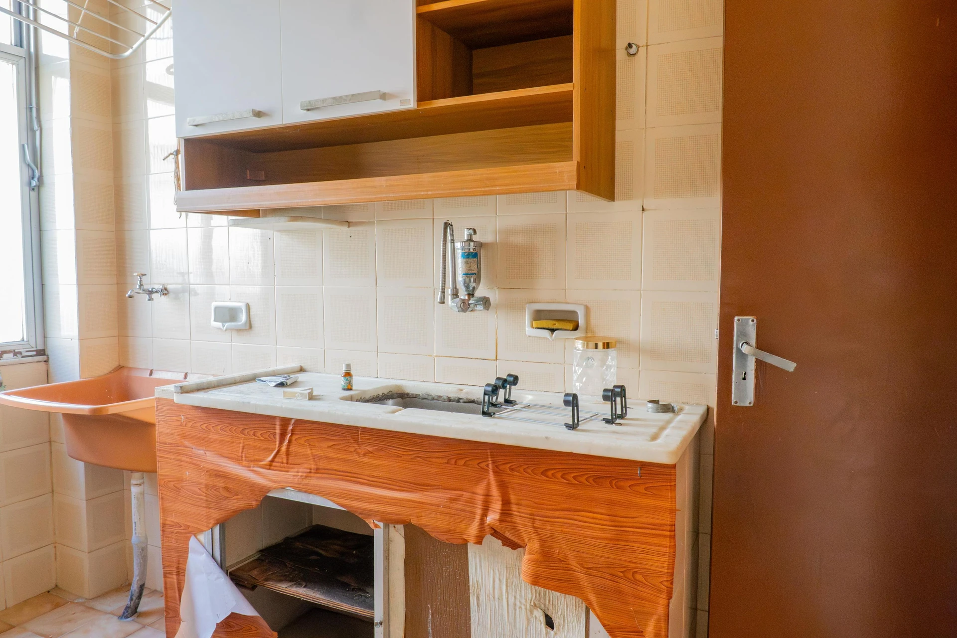 One-bedroom apartment with wood or laminate floors — photo 15