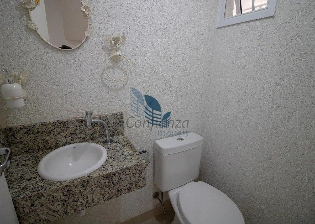 3-bedroom house with a glass-enclosed balcony in Curitiba — photo 12