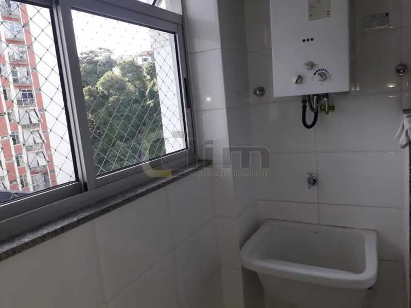 3-bedroom apartment in a building with a pool — photo 25