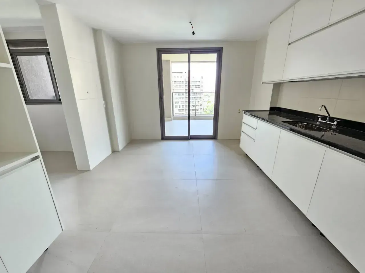 Apartment with open-plan kitchen and 4 bedrooms — photo 8
