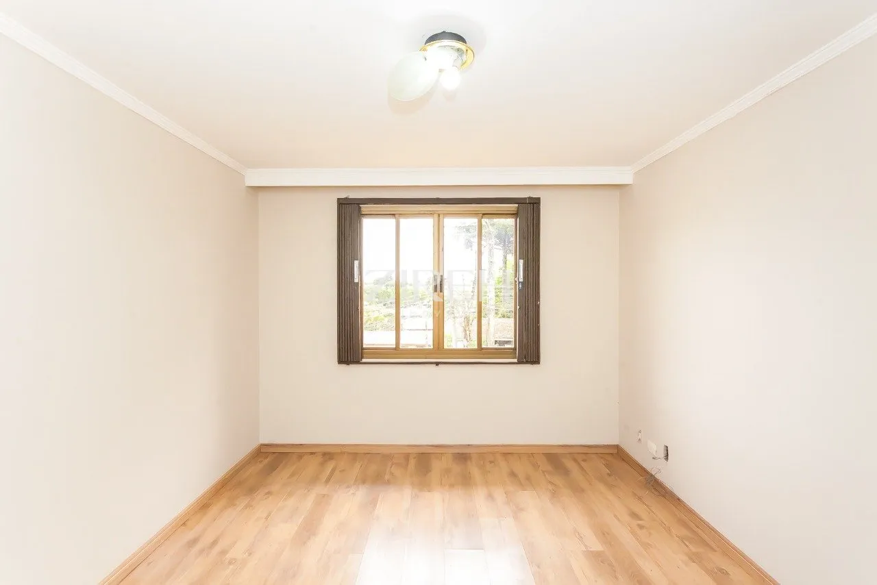 House, 145 m², with wood or laminate floors — photo 3