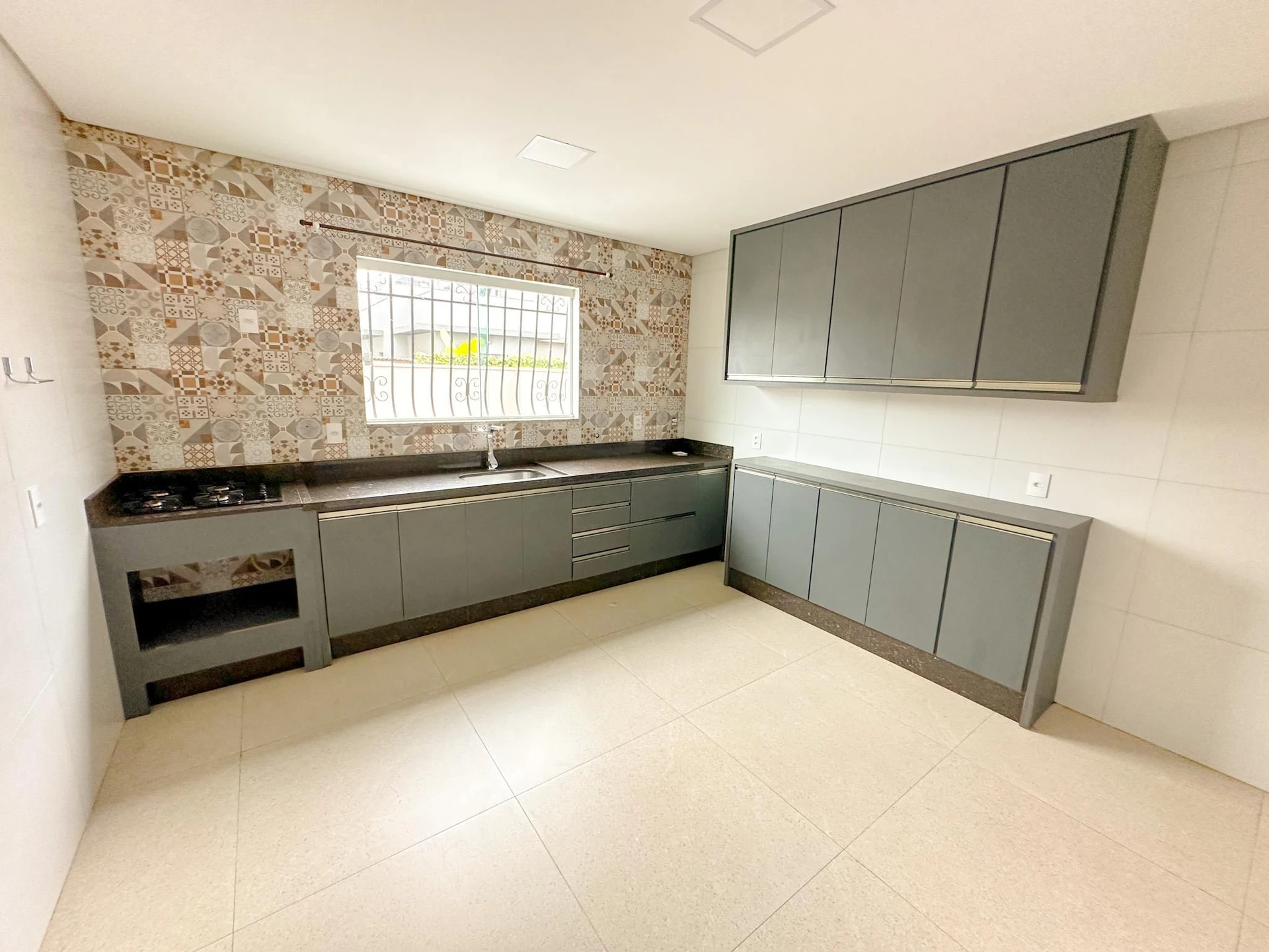 Casa, 194 m², com jardim