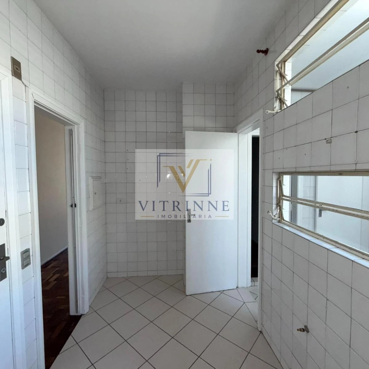 3-bedroom apartment with wood or laminate floors in Curitiba — photo 20