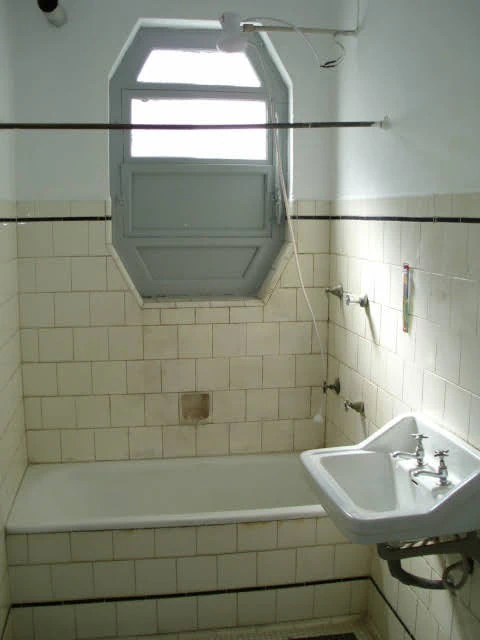 2-bedroom apartment with a bathtub — photo 9
