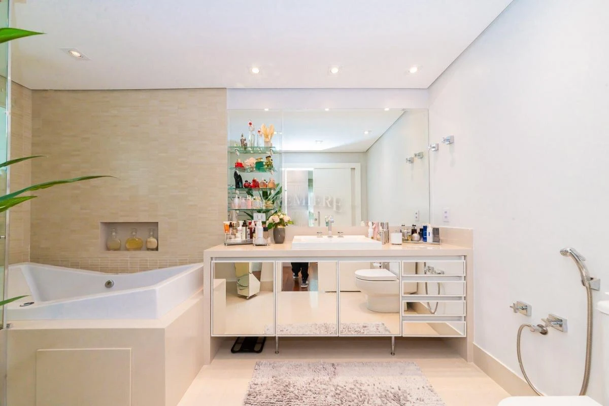Apartment with 4 bedrooms and 5 baths, with a balcony — photo 29