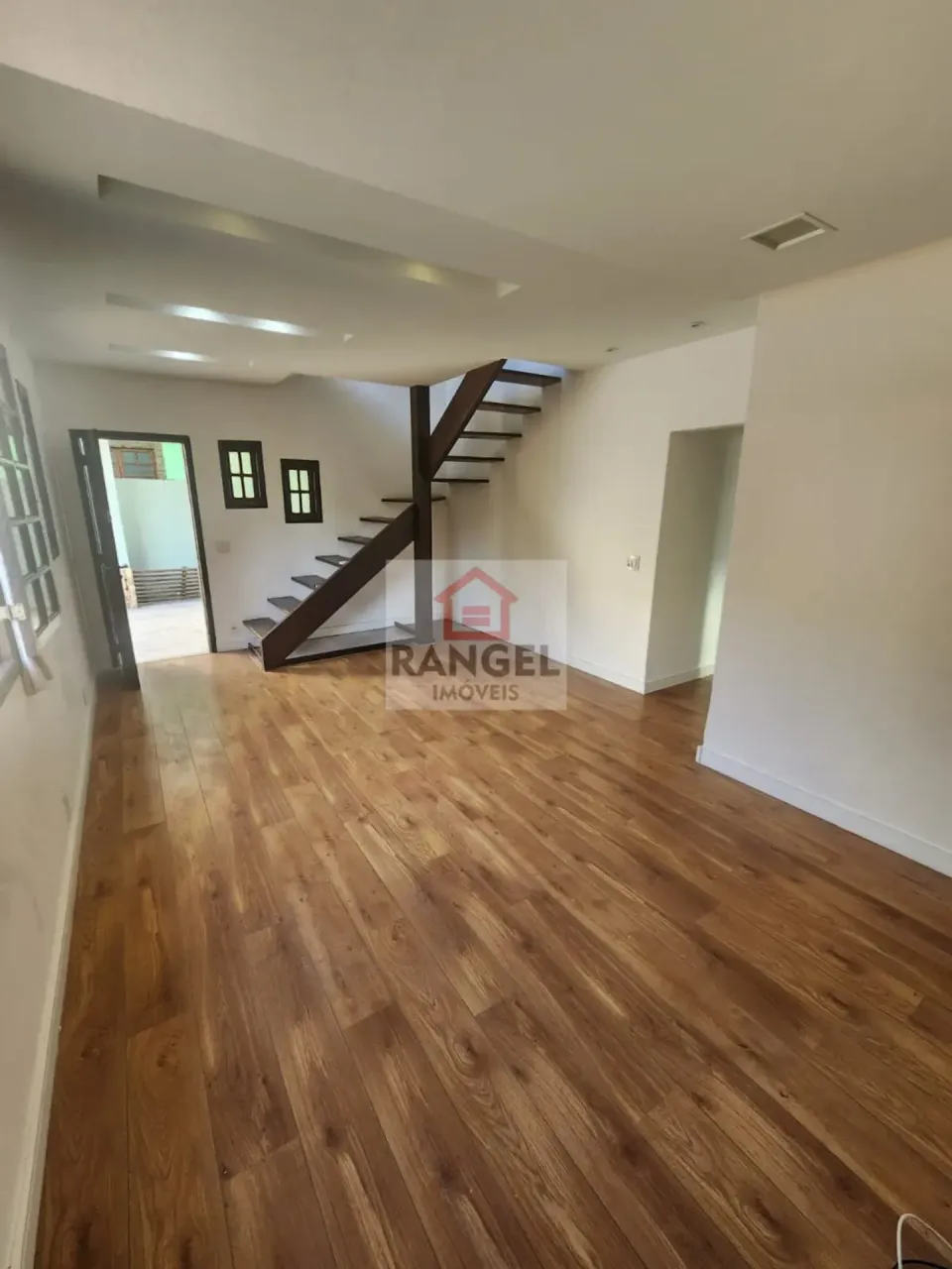 Condominium house with 5 bedrooms and 4 bathrooms