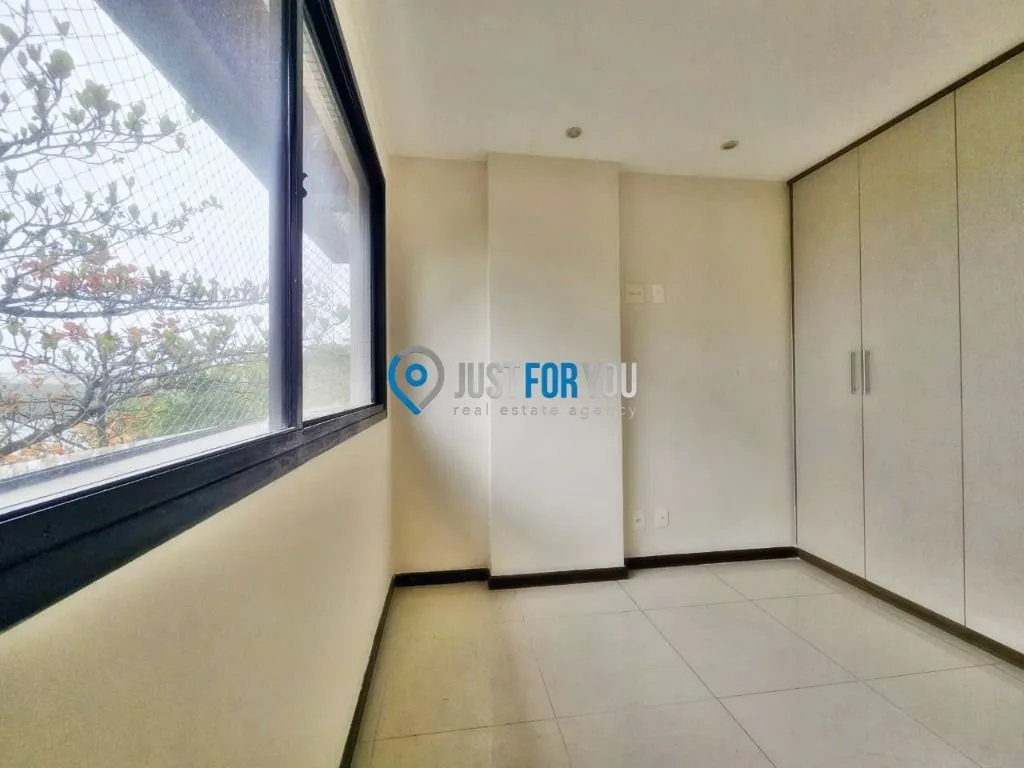 Apartamento com 3 dormitórios e varanda fechada de vidro — photo 32