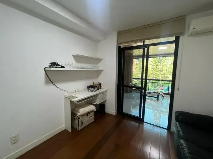 Apartment with 4 bedrooms and a glassed-in balcony — photo 11