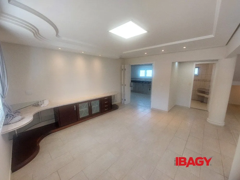 Furnished house with 5 bedrooms on 5200 m² — photo 55