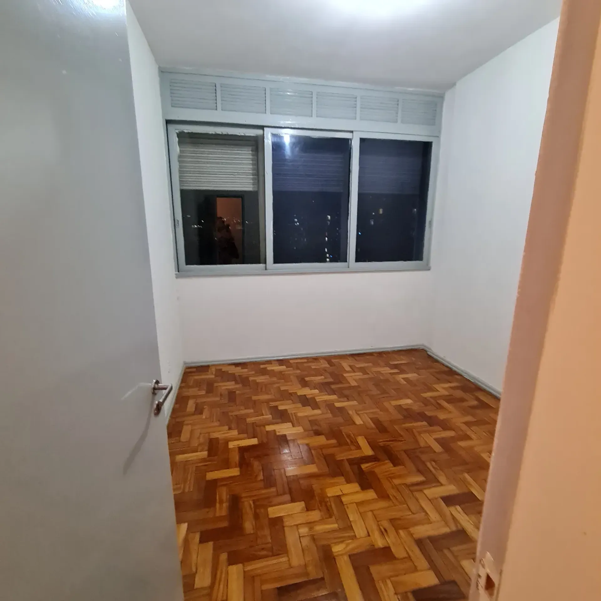 Apartment on the 9th floor with wood or laminate floors — photo 9
