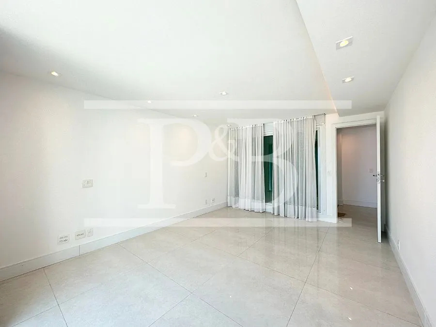 4-bedroom apartment with an enclosed glass balcony — photo 32