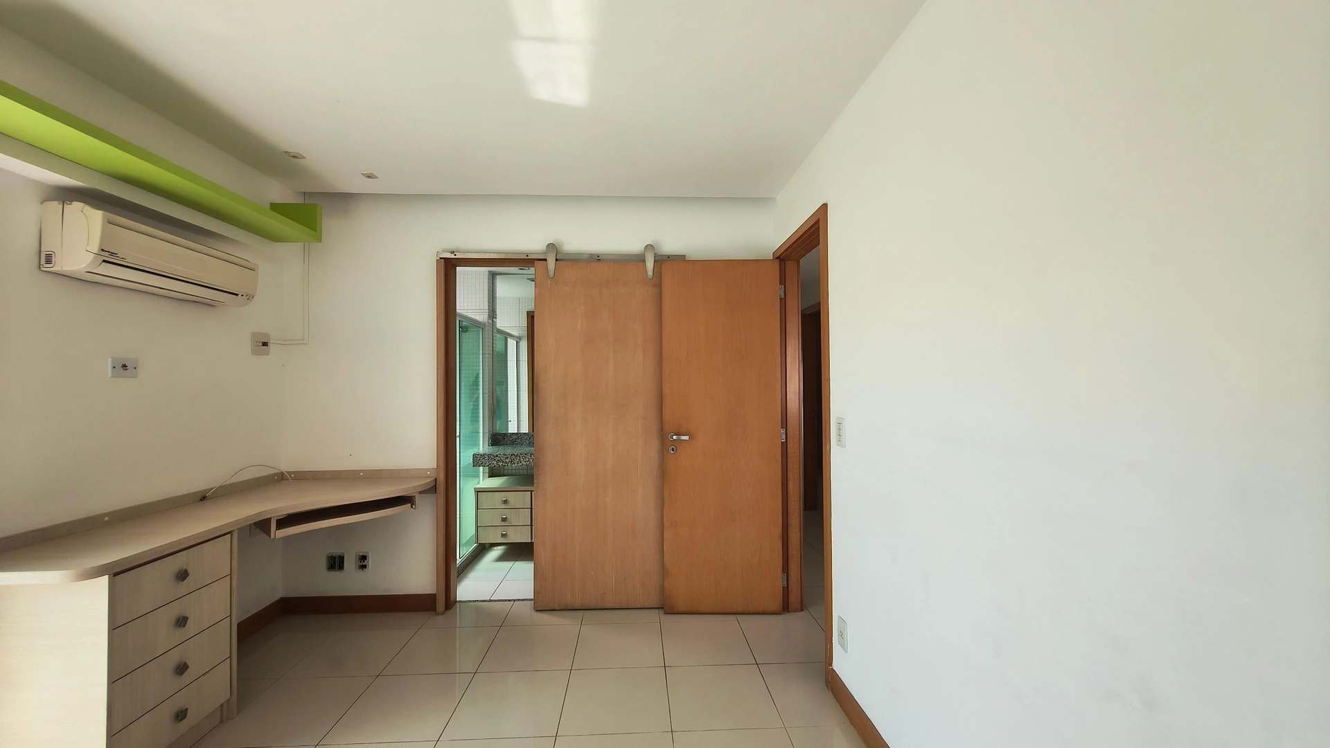 Apartamento com 3 suítes e fogão a gás na cozinha — photo 38