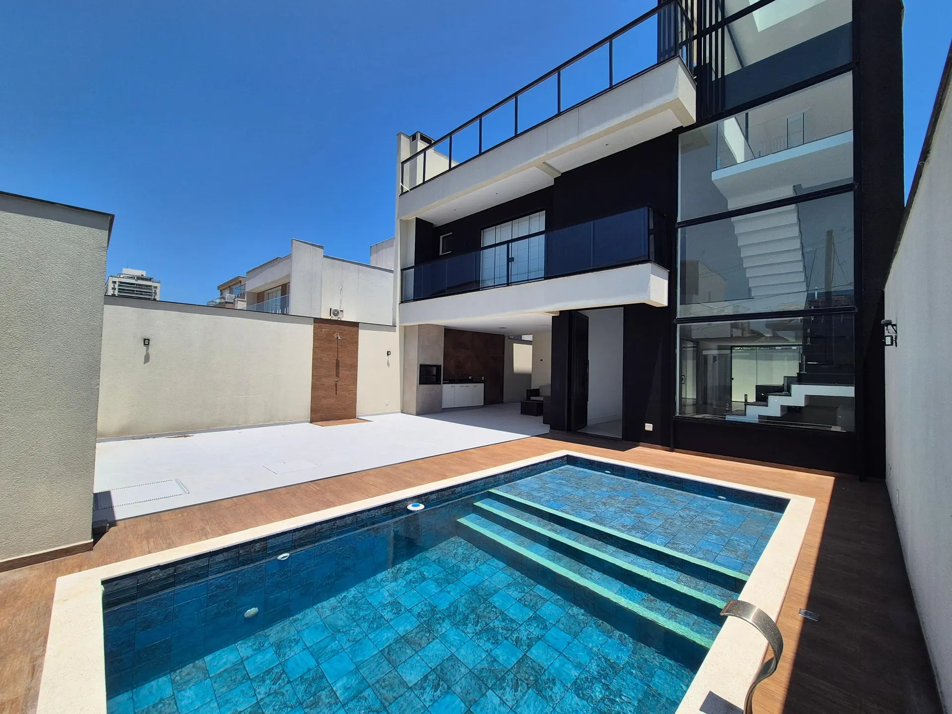 4-bedroom house with a glass-enclosed balcony — photo 16