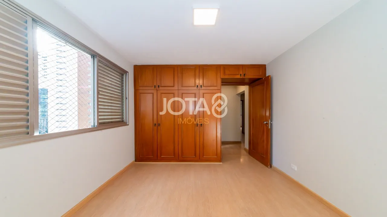 3-bedroom apartment with wood or laminate floors in Curitiba — photo 4
