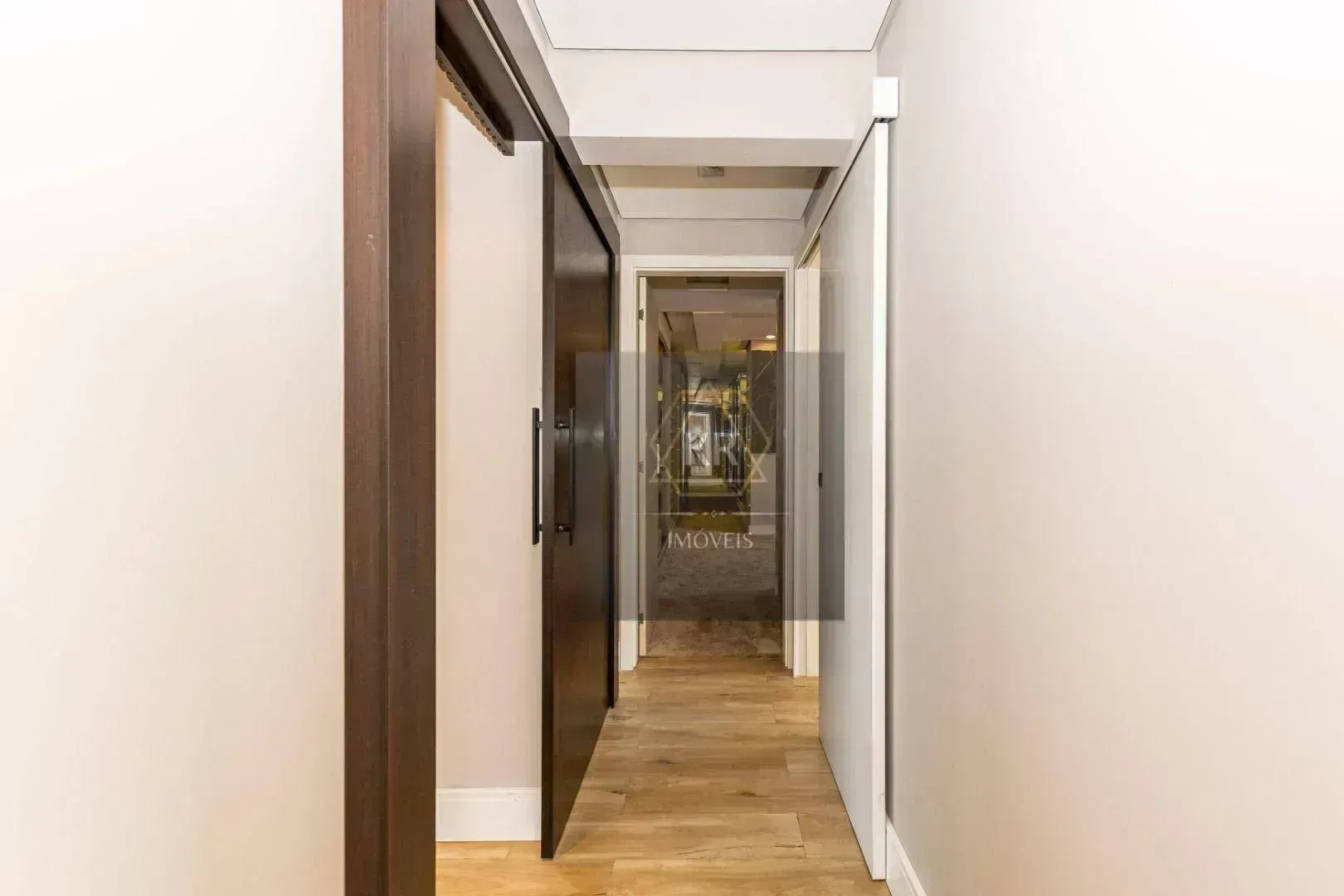 Furnished 272 m² apartment with 3 en-suites and 4 parking — photo 101