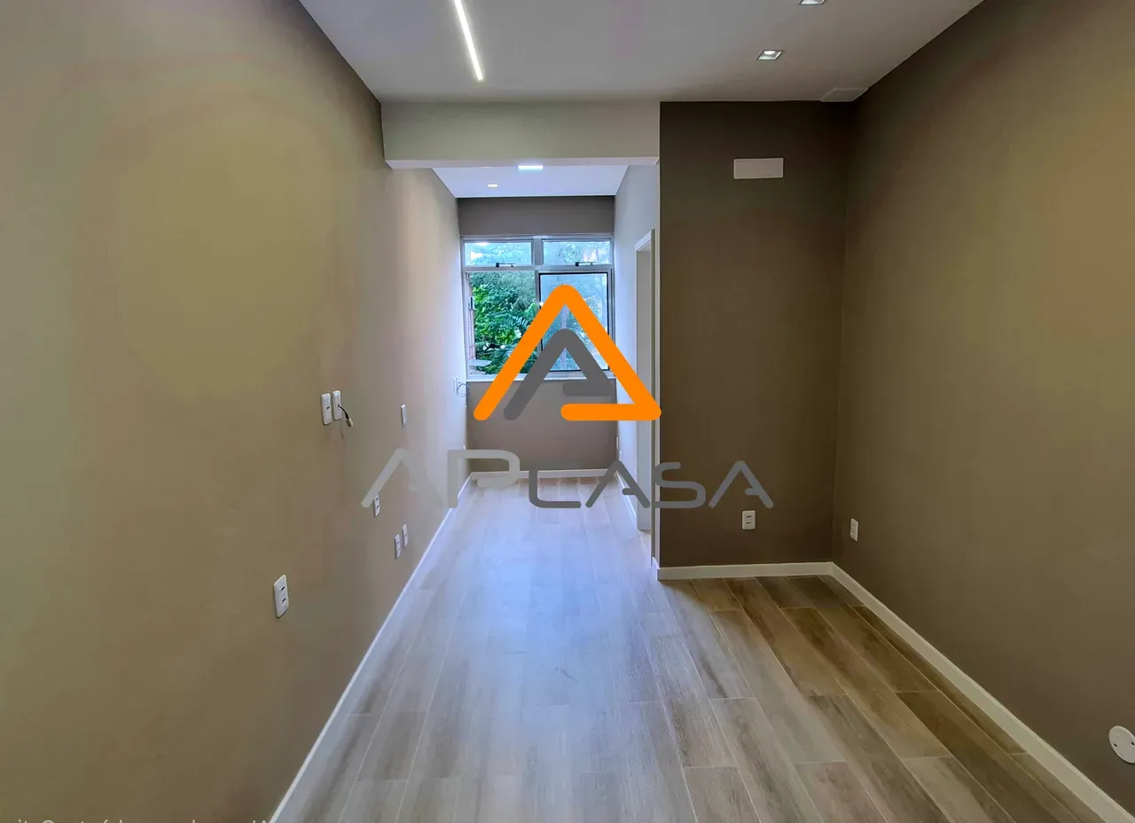 2-bedroom apartment with wood or laminate floors — photo 13