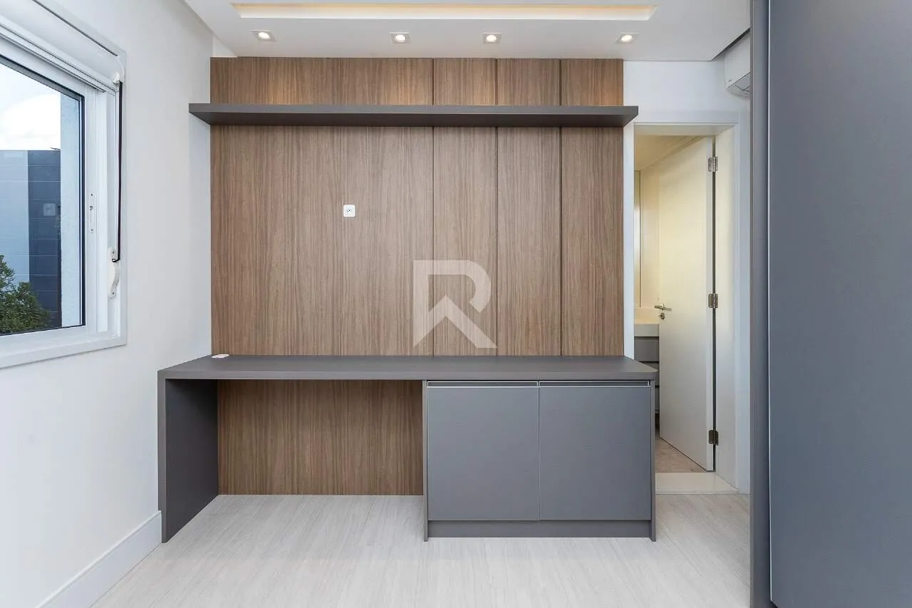 159 m² apartment with 4 bedrooms and a glassed-in balcony — photo 35