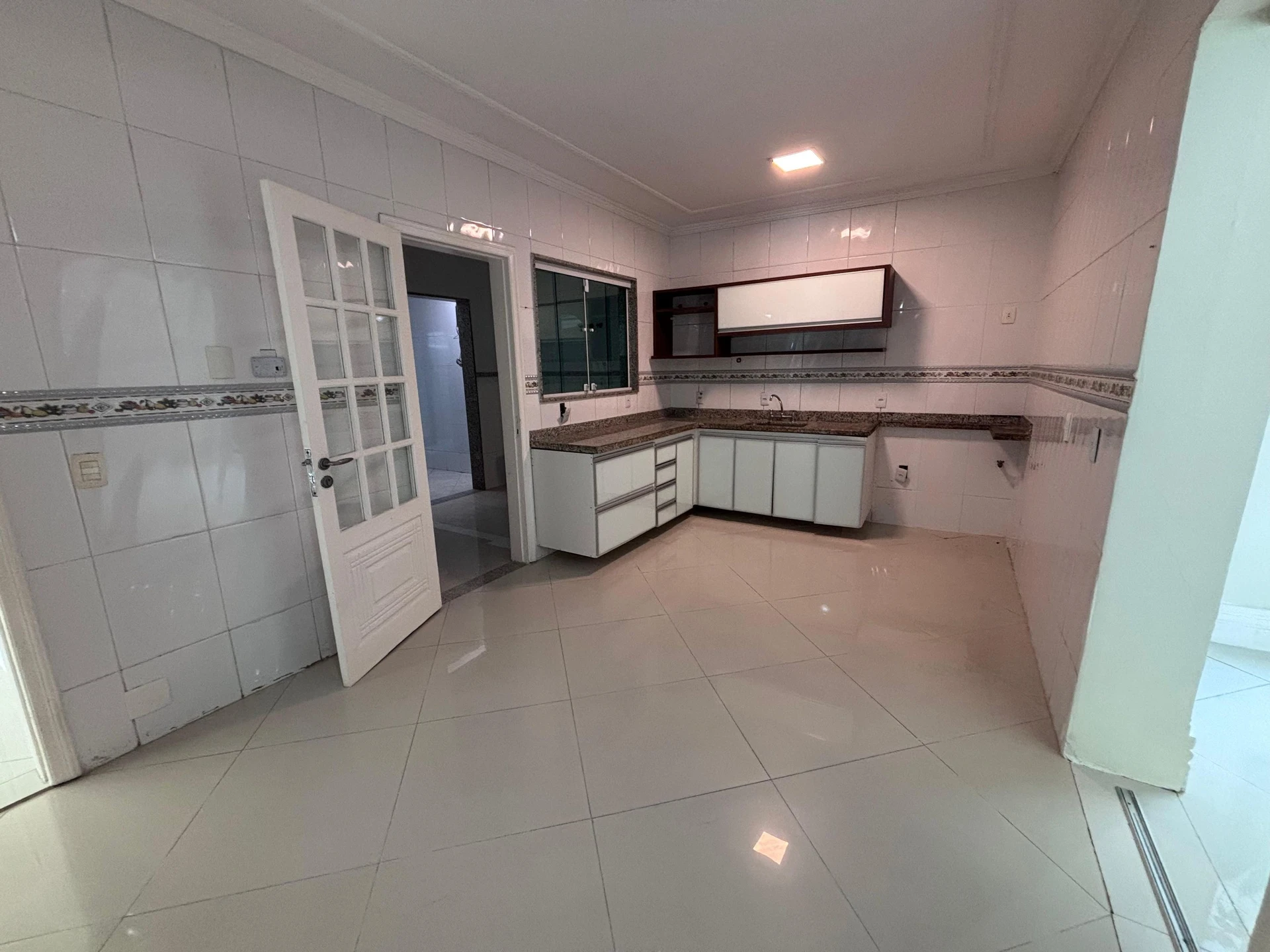 Condo house with 6 bedrooms and a balcony grill — photo 10