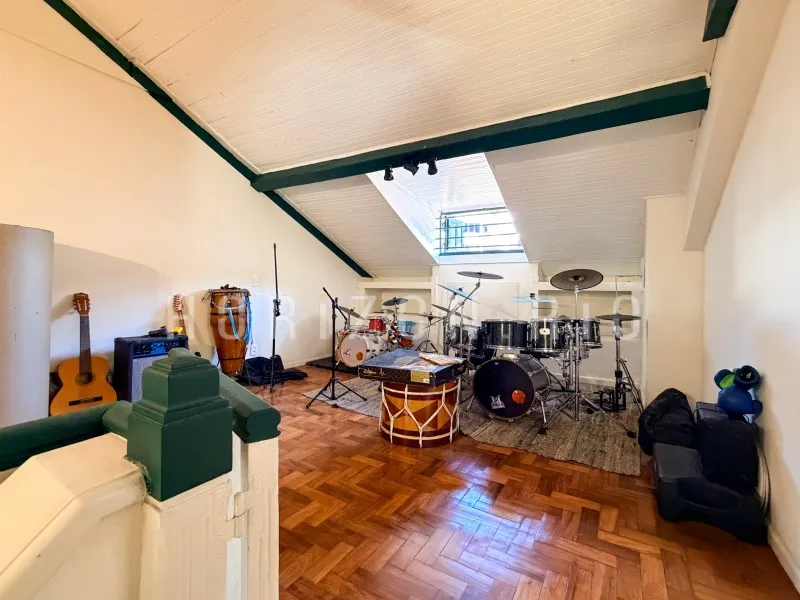 House, 380 m², with a glass-enclosed balcony