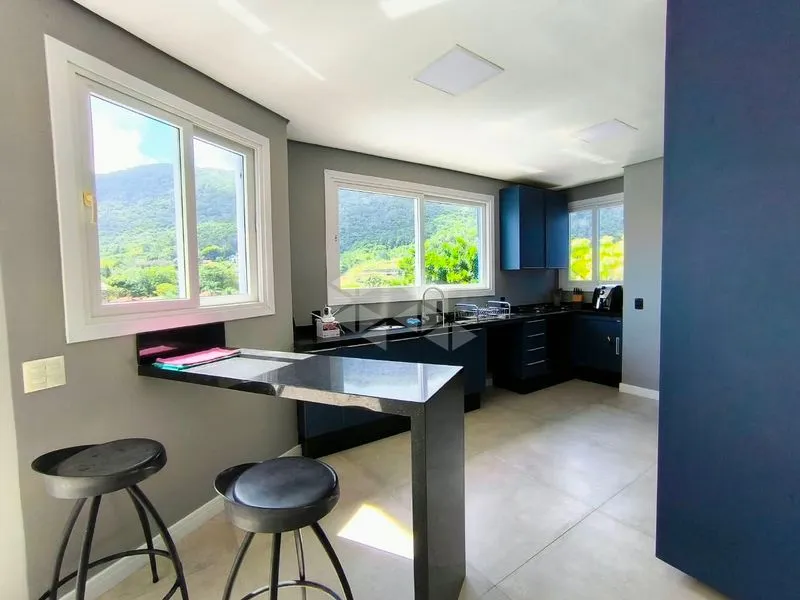 4-bedroom house with floor-to-ceiling windows — photo 17