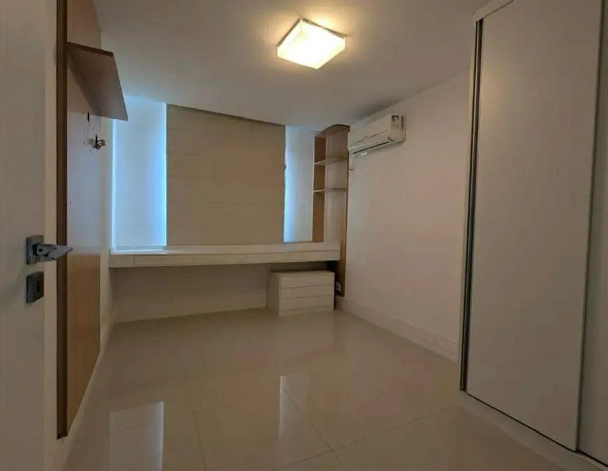 4-bedroom apartment with a mountain view — photo 11