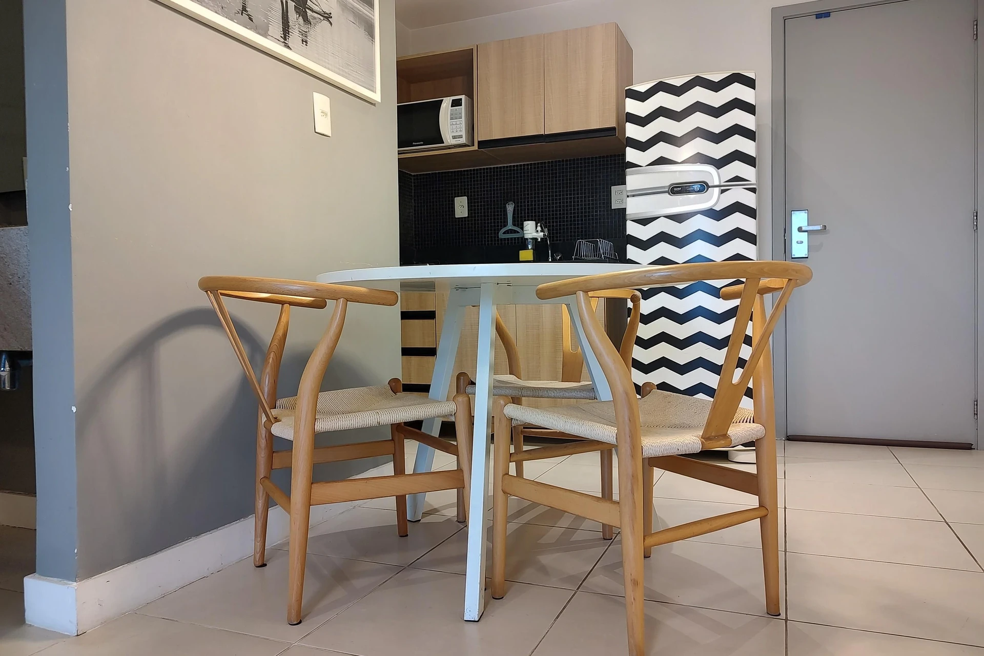 Furnished 1-bedroom apartment with an open-plan kitchen — photo 2