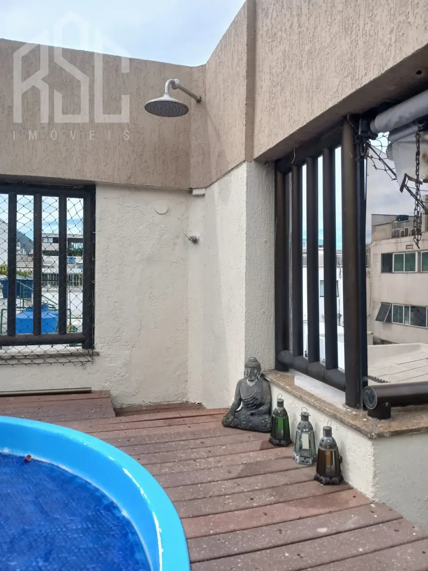 Balcony with a grill in a 2-bedroom apartment, 153 m² — photo 49