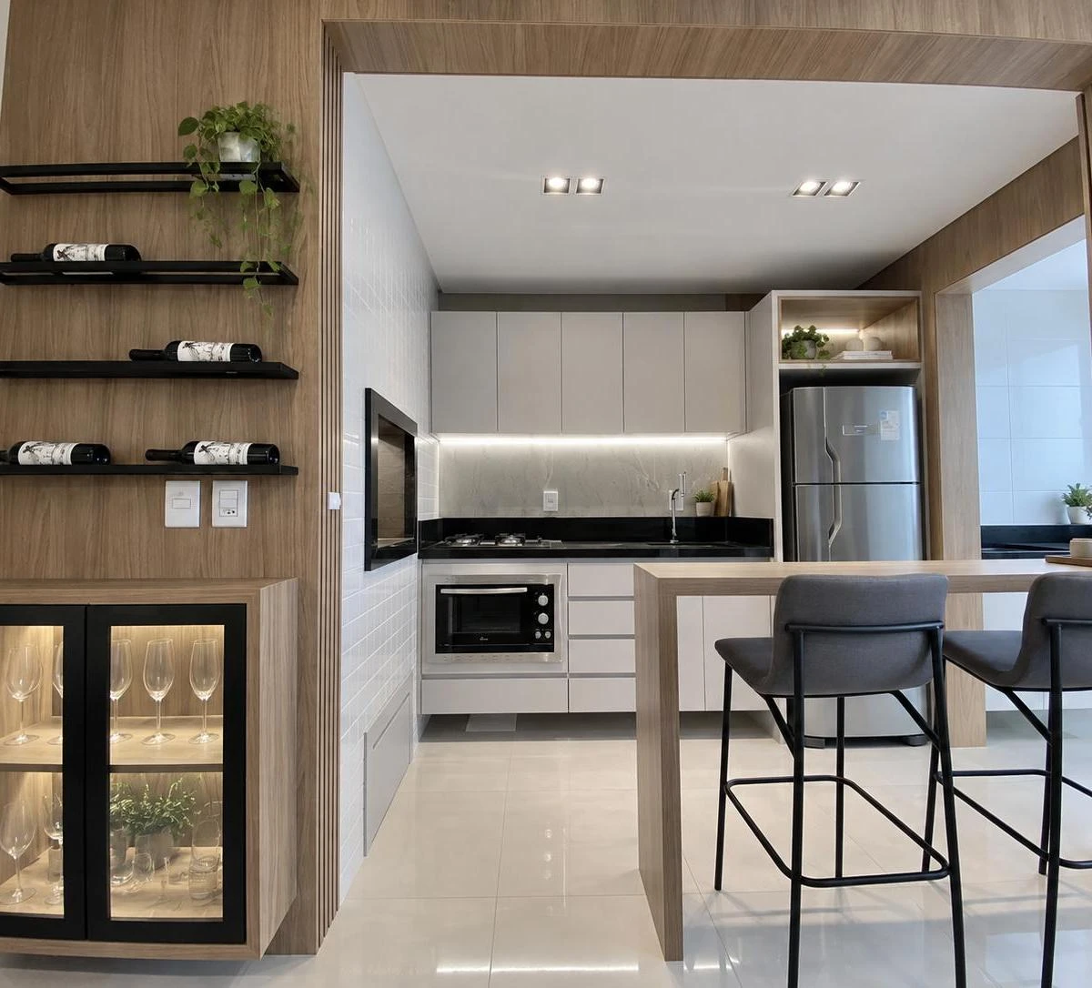 2-bedroom apartment in a building with a gym — photo 4