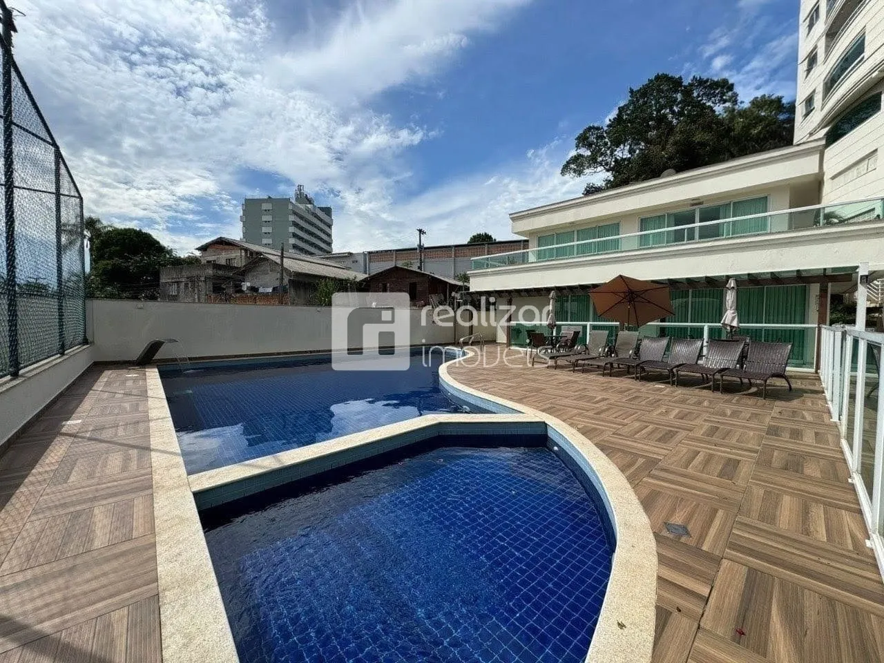 Balcony with a grill in a 3-bedroom apartment, 94 m² — photo 25