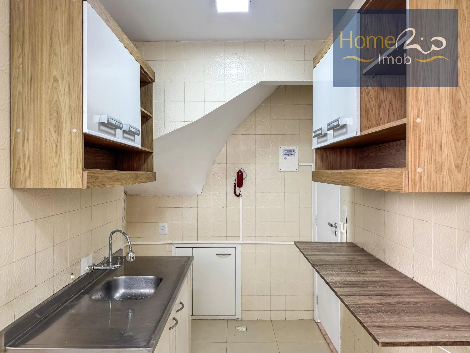 Unfurnished duplex with a closed-off kitchen
