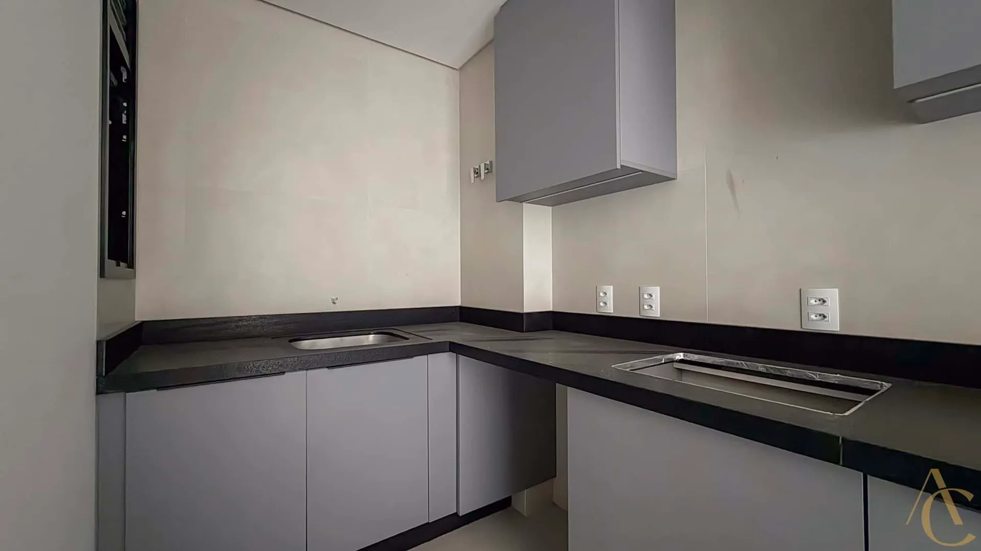 Glass-enclosed balcony in a 2-bedroom apartment, 69 m² — photo 16