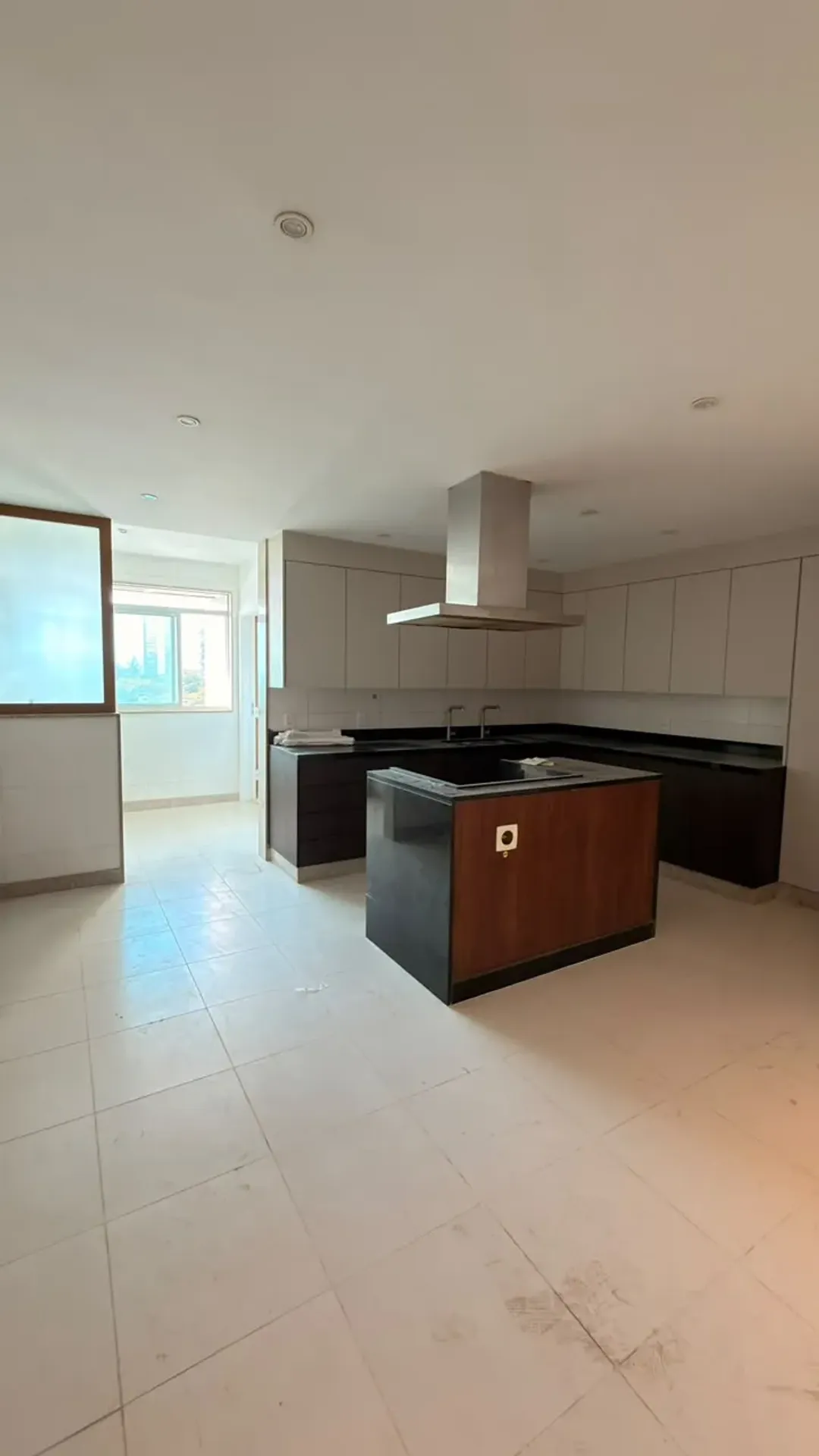 575 m² apartment with 5 en-suite bedrooms and glass balcony — photo 14