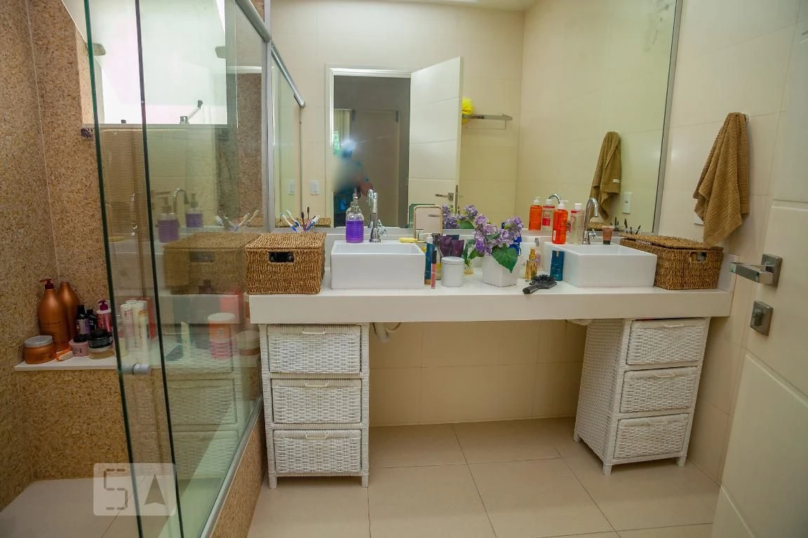 Власний басейн та 4 спальні: будинок 330 м² — photo 40