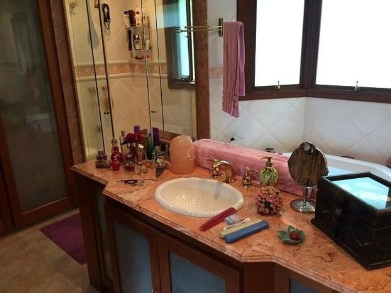 Furnished house 945 m² with 4 bedrooms and 5 bathrooms — photo 19