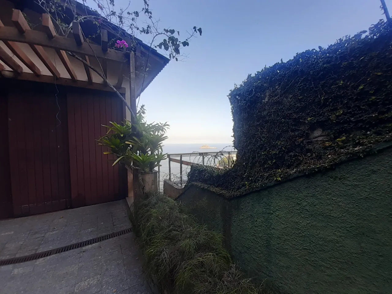 House with 5 bedrooms and 4 bathrooms, balcony and floor-to-ceiling windows