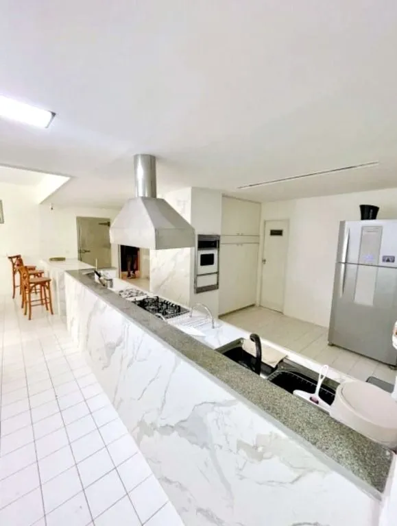 Ванна та 5 спалень: квартира 677 м² — photo 3