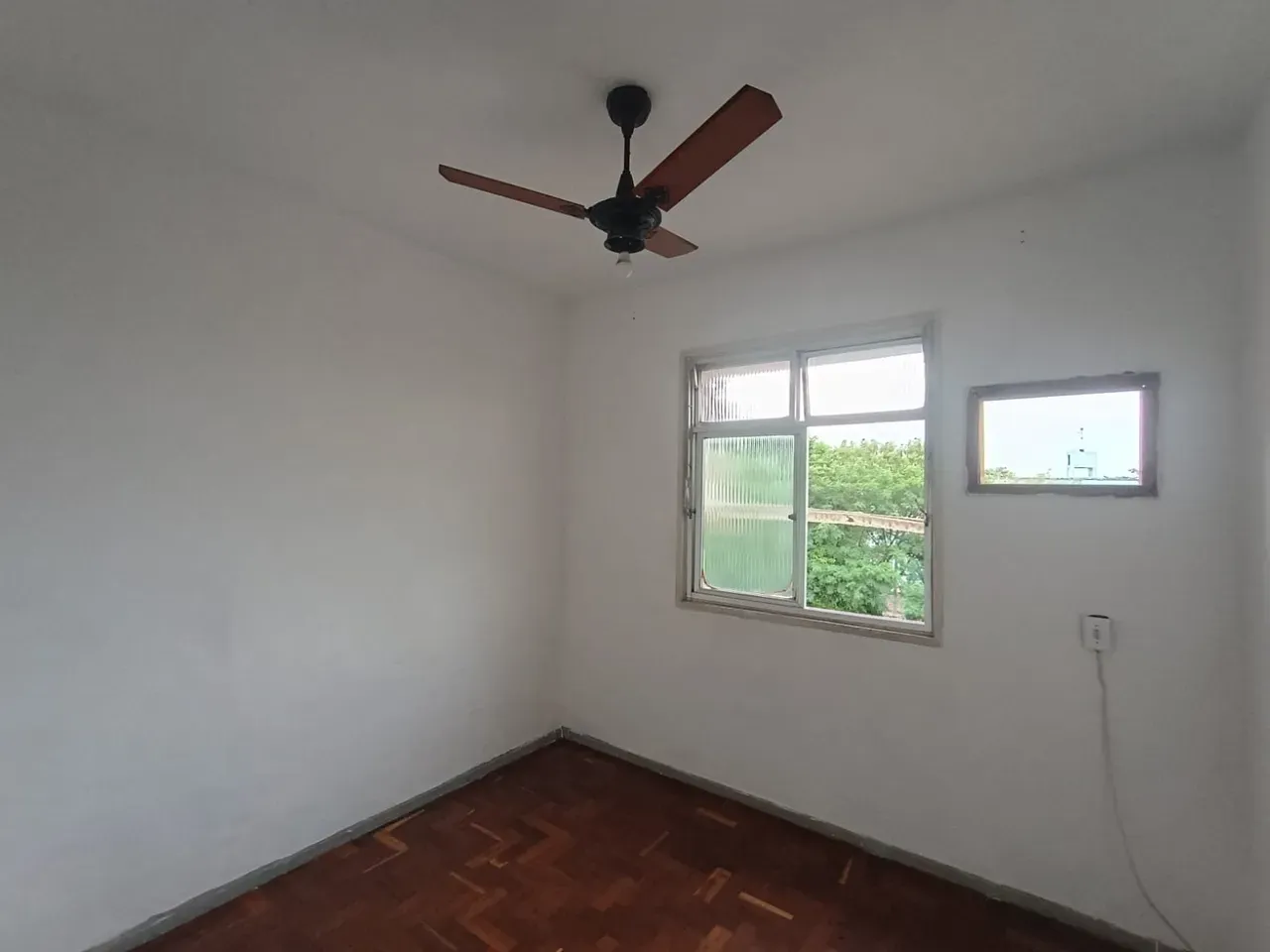 One-bedroom apartment with wood or laminate floors — photo 16