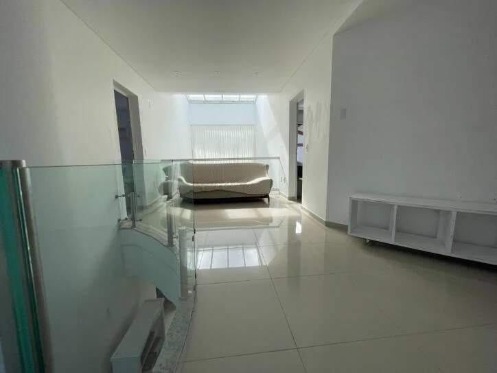 Ventanales de piso a techo y 4 dormitorios: casa de 400 m² — photo 19